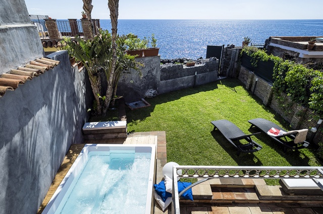 Sicilie Catania Vakantie Villa Met Jacuzzi Direct Aan Zee 1